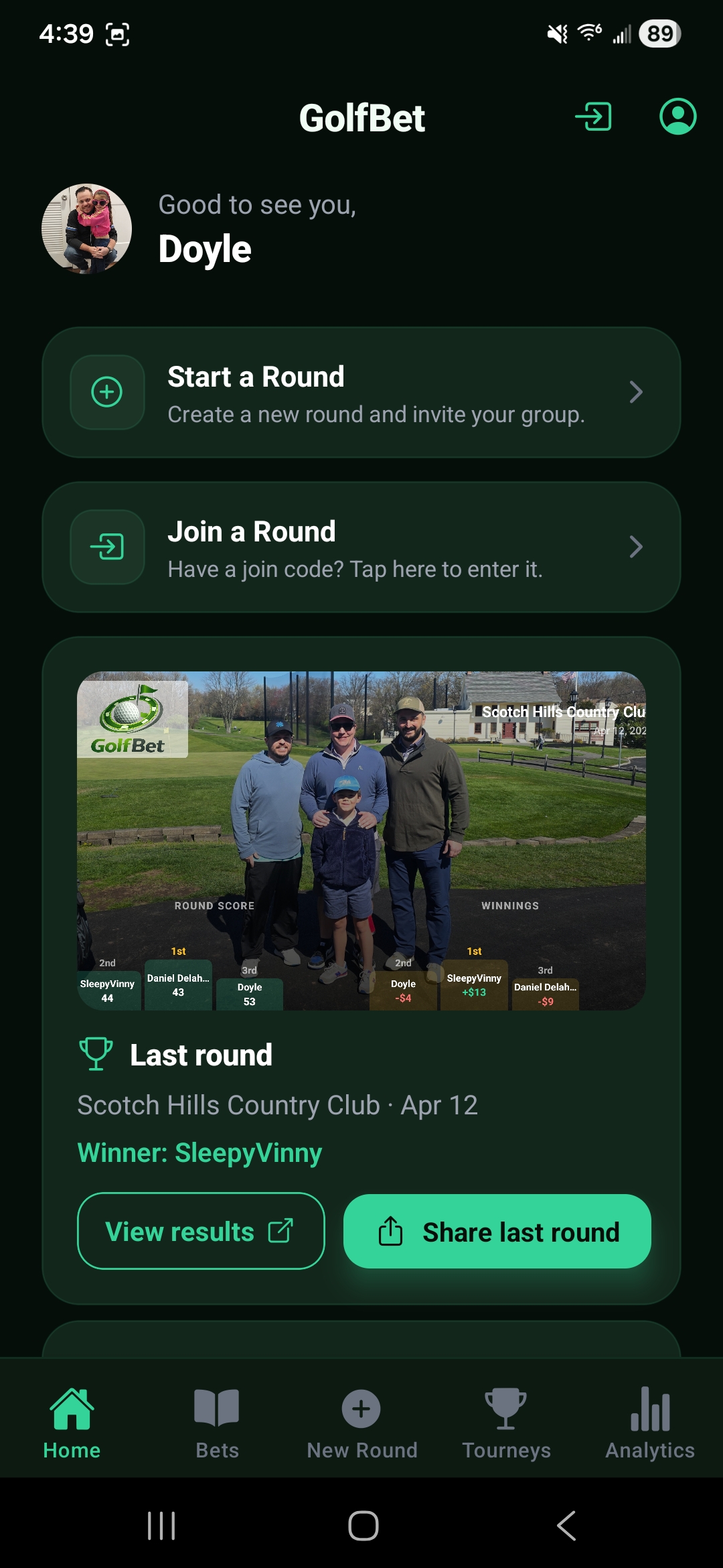 GolfBet home screen with broadcast-style scoreboard graphic